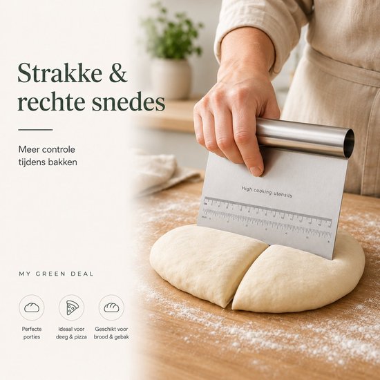 Een hand snijdt met een zilverkleurige deegschraper met schaalverdeling, deeg in tweeën. De schraper staat op een houten snijplank, bestrooid met bloem.