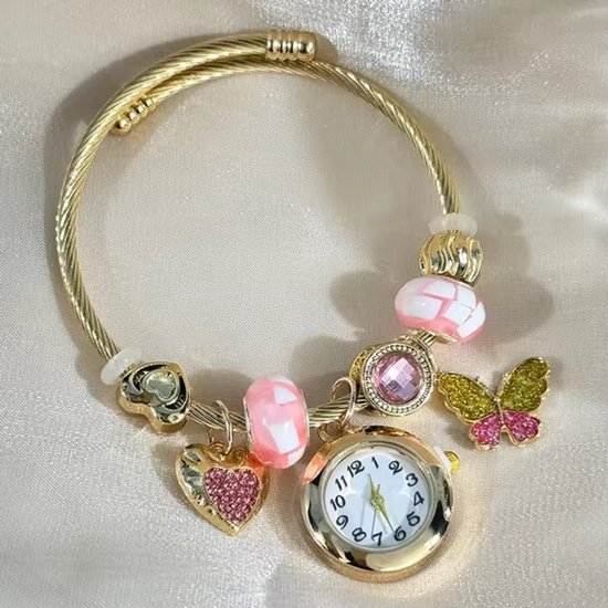 Gouden bedelarmband met roze en witte ruiten kralen, een goudkleurig horloge, een hartje met strass, een vlinderbedel en een hartje.