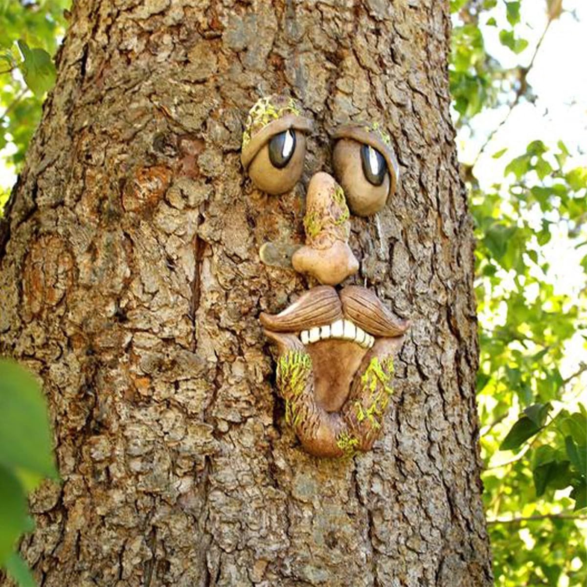 Dailygoods - Dailygoody - Boomstamdecoratie - Outdoor Stam Decoratie - Tuin Kunst - Bruin - Paastuin Decoratie - Geschikt voor Buiten - 1 x Tree Face Decoration