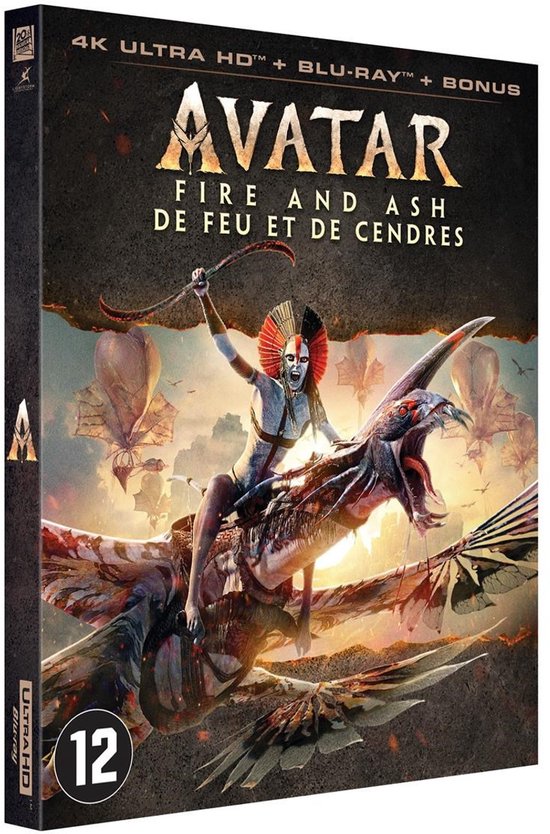 Avatar 4K Ultra HD Blu-ray met 'Fire And Ash' artwork. Een personage met blauwe huid en rode hoofdtooi rijdt op een vliegend wezen.