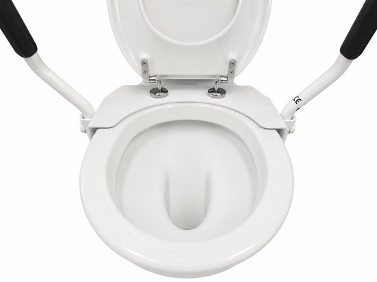 Witte toiletpot met twee witte steunarmen met zwarte handvatten, deksel omhoog.