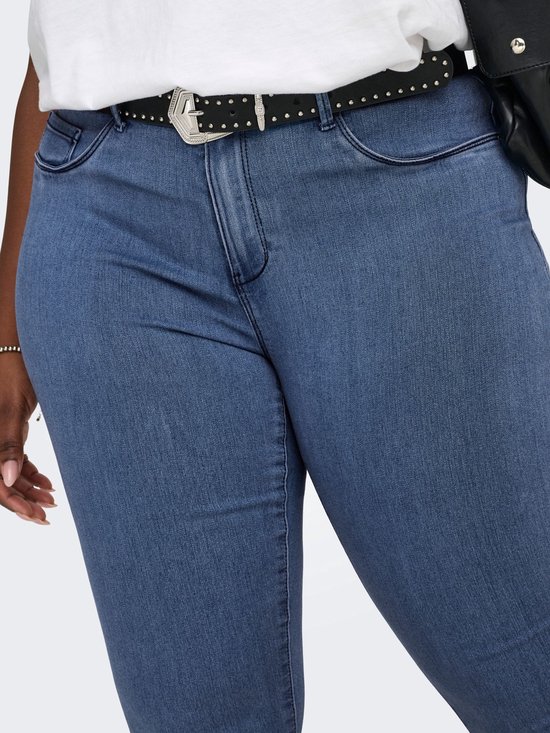 Blauwe skinny jeans, detail van de tailleband met zwarte riem met studs en gesp.