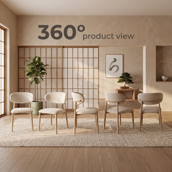Vijf beige eetkamerstoelen met stoffen zitting en rugleuning, en houten frame, opgesteld in een kamer.
