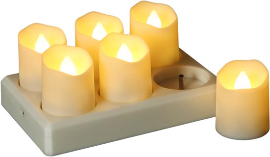 Set van zeven witte oplaadbare led-theelichtjes, zes op een oplaadstation en één ernaast.