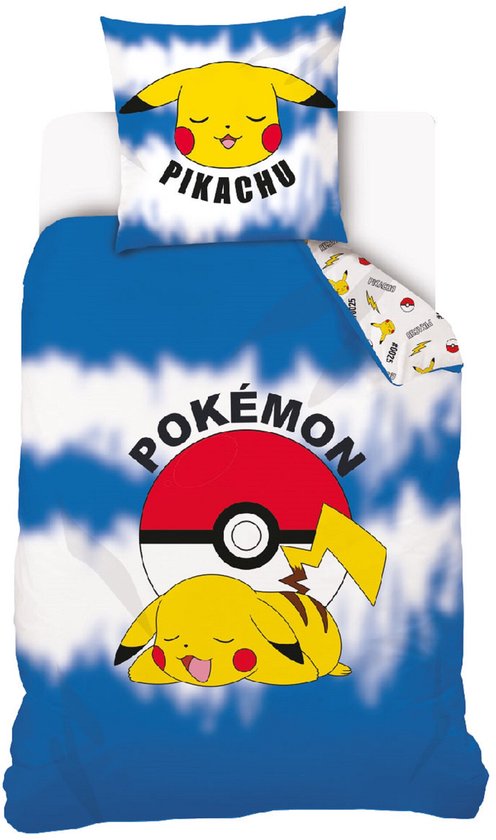 Dekbedovertrek met blauwe, wolkachtige achtergrond. Grote Pokémon-logo met slapende Pikachu erop. Kussensloop met Pikachu-gezicht, 'Pikachu' tekst.