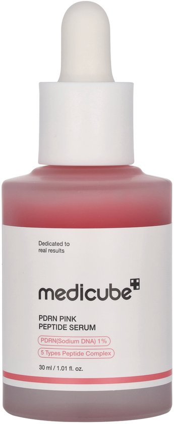 Medicube PDRN Pink Peptide Serum flesje met druppelaar. De roze serum vloeistof druipt uit de druppelaar.