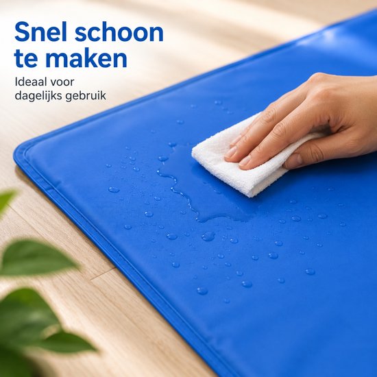 Hand veegt blauwe koelmat schoon met witte doek. Tekst: Snel schoon te maken.