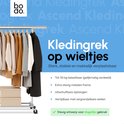 Een kledingrek op wieltjes met een rij kleding in neutrale tinten. De tekst geeft aan: 'Kledingrek op wieltjes'.