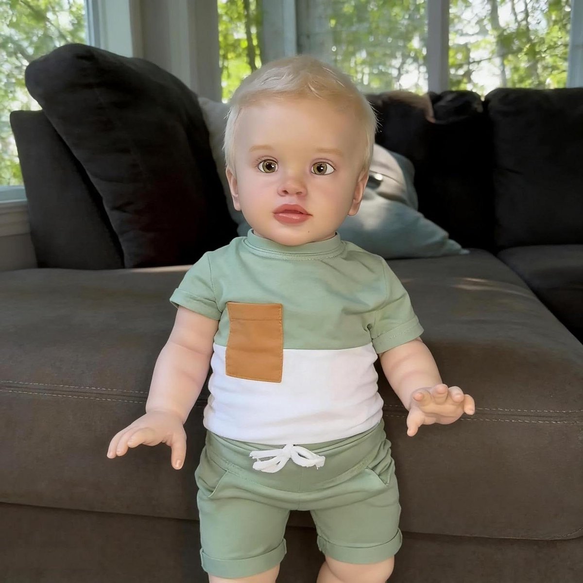 Grote Realistische Pop - Peuter Jongen - Kind Ontwikkeling - Handgemaakte Details - 65 cm - Groene Kleding