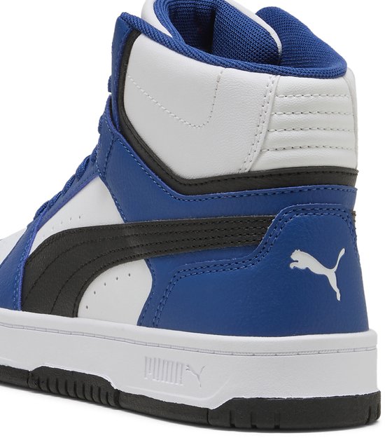 Detail van de achterkant van witte, blauwe en zwarte PUMA hoge sneakers met Puma-logo.
