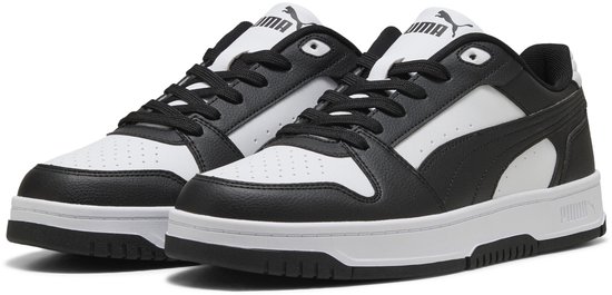 Zwarte en witte Puma Rebound Slam Lo sneakers met vetersluiting en Puma-logo's.