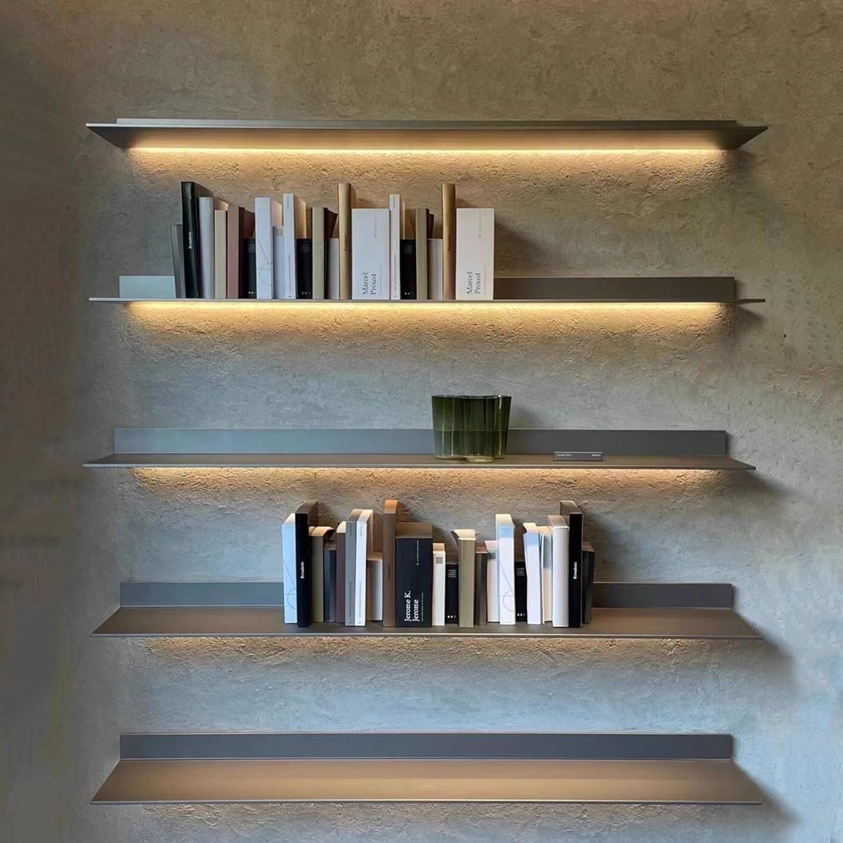 Zwevende LED Wandplank 100x20x7,5 cm – Gouden Aluminium Design Wandplank met LED Verlichting – Moderne Decoratieve Boeken- en Plantenplank voor Woonkamer & Slaapkamer – HomebyNicole