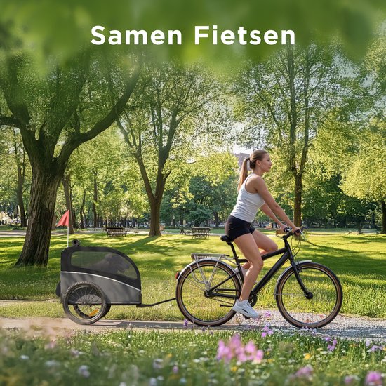 Vrouw fietst met een hondenfietskar in een park. "Samen Fietsen" staat in tekst.