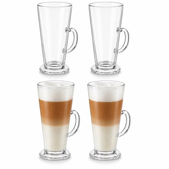 Quatre verres à latte macchiato, deux vides et deux remplis d'une boisson à trois couches.