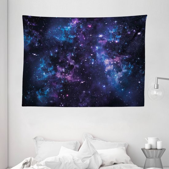 Een wandkleed met een diep paarse en blauwe sterrenhemel, vol met glinsterende sterren en nevels.