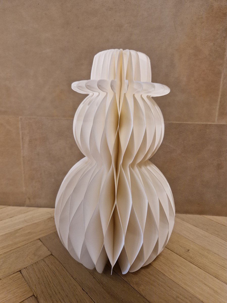Decoratieve papieren Sneeuwpop met magneet - wit - 32x17cm