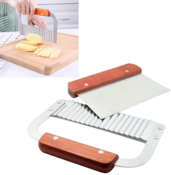 Un ensemble de deux ustensiles de cuisine : un couteau ondulé en métal à manche en bois et une raclette en métal à manche en bois, présentés sur un fond blanc.
