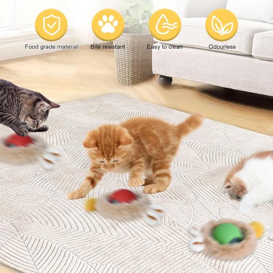 Schattig speeltje voor katten met pluche vacht en konijnenoortjes. De bal is voorzien van rode en groene elementen, en speelse pluizenbolletjes. Vier katten spelen met de ballen op een beige geruit kleed.