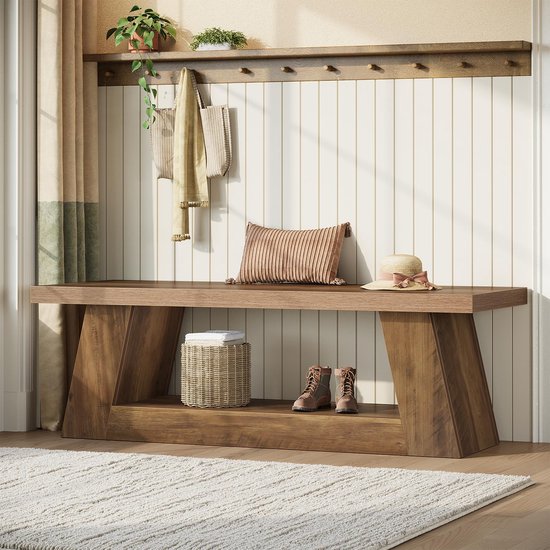 Houten bankje met opbergruimte, kussen, hoed, mand, laarzen, in de gang.