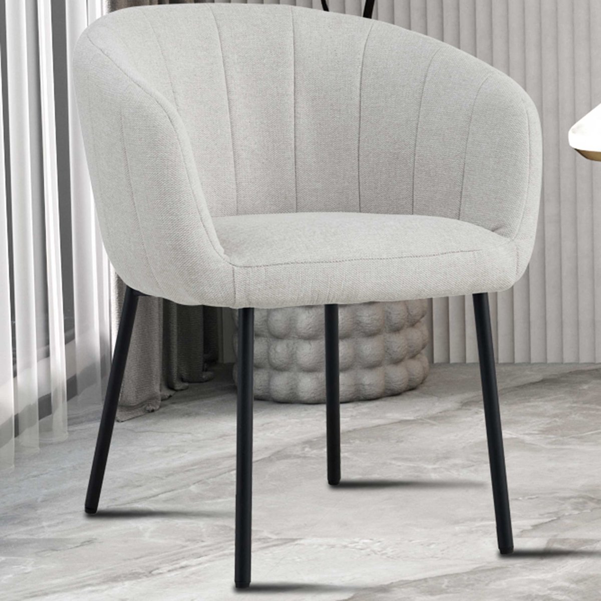 Eetkamerstoel Sevilla Beige – Met Armleuningen – Stoffen Bekleding – Zwarte Metalen Poten – Per Stuk