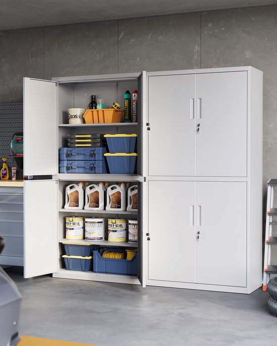 Zilverkleurige metalen kast met 2 compartimenten, 4 deuren, open. Gevuld met verfblikken, olieflessen, gereedschapskisten en divers materiaal.