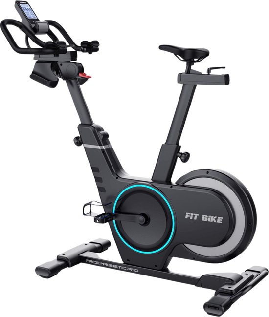 Zwarte Fit Bike Race Magnetic Pro spinfiets met blauwe accenten op het vliegwiel, gezien vanuit een hoek in een studio.