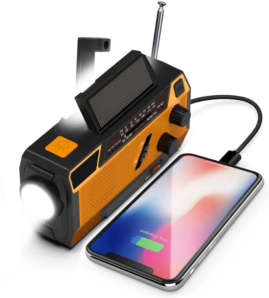 Oranje noodradio met zonnepaneel, zaklamp en een aangesloten telefoon die 75% is opgeladen.