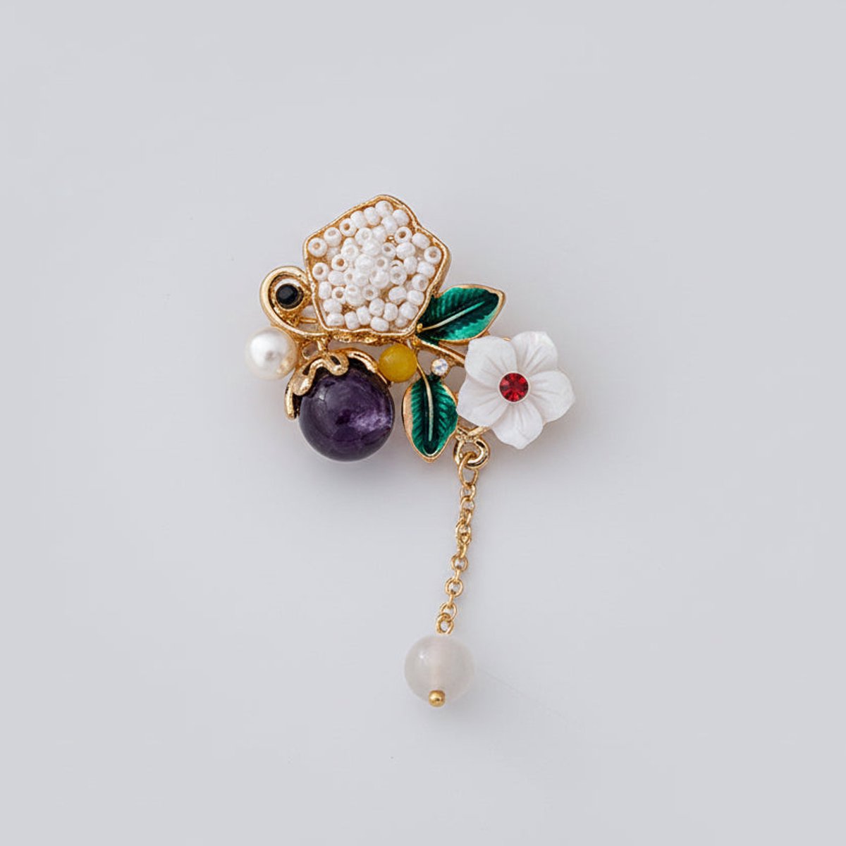 Bloemenbroche met Parel, Emaille en Speelse Hanger – Vintage Stijl | Twinolo