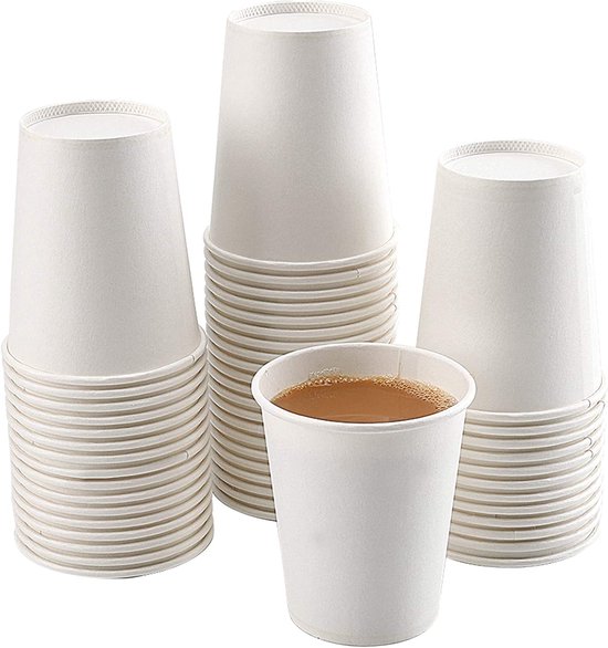 Een voorste witte kartonnen beker gevuld met koffie, omringd door stapels witte kartonnen bekers.