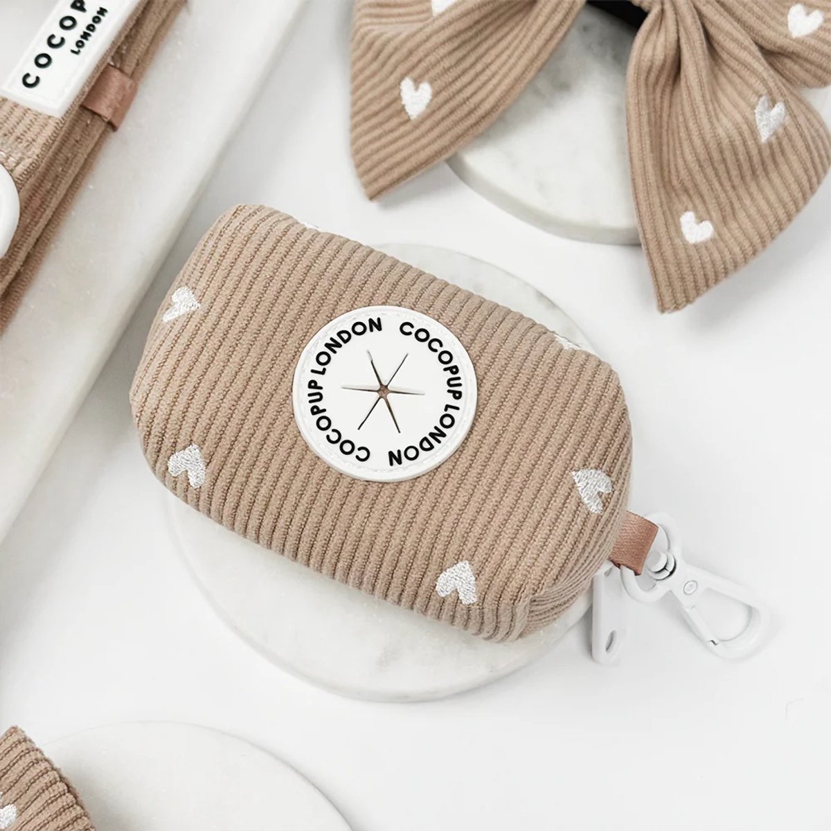 Cocopup London - Poop bag holder - Chai Hearts - poepzakjeshouder - wandelen - hond
