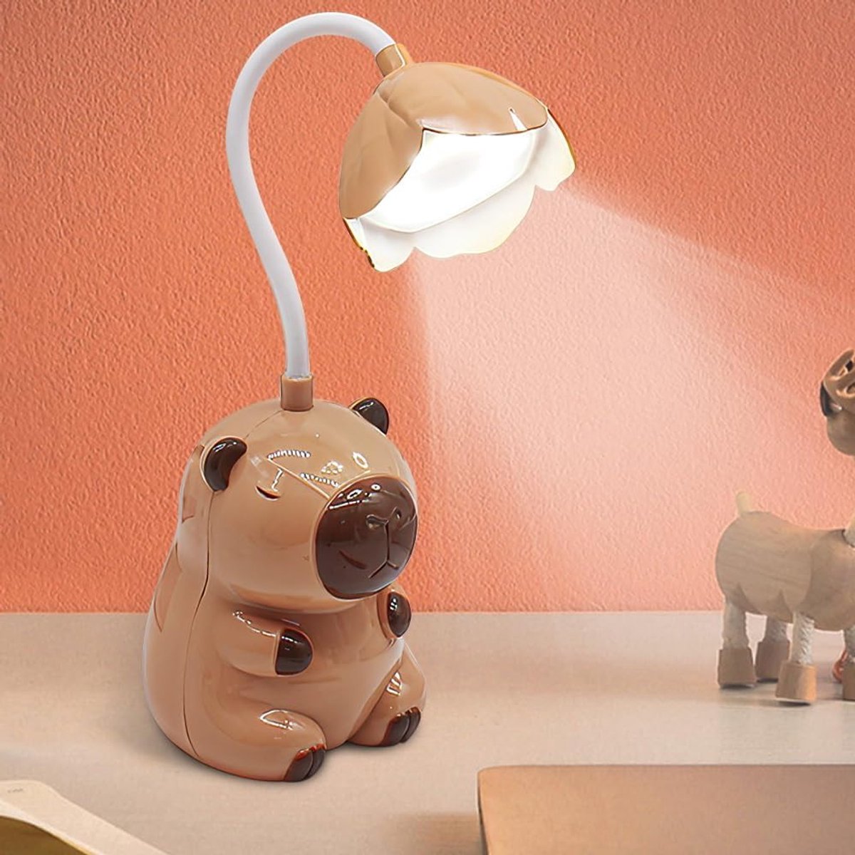 Kinderbureau Lamp met Cartoon Ontwerp, Oplaadbare 2-in-1 Lamp met Potloodslijper, Ideaal voor Lezen en Studeren