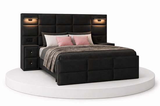 Zwart boxspringbed, gedetailleerd met gestoffeerd hoofdbord, nachtkastjes, verlichting en stopcontacten.