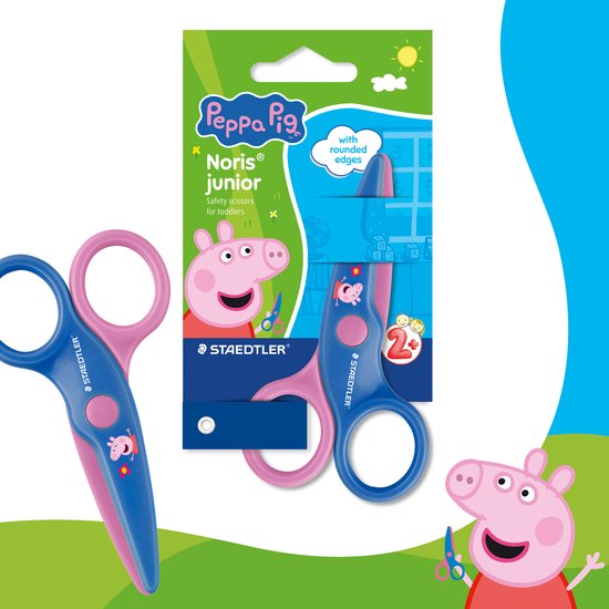 Peppa Pig tient une paire de ciseaux bleus et roses pour enfants, avec un imprimé d'elle-même dessus.