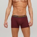 Donkerrode boxershorts van Jack & Jones met een marineblauwe tailleband met oranje strepen en tekst.