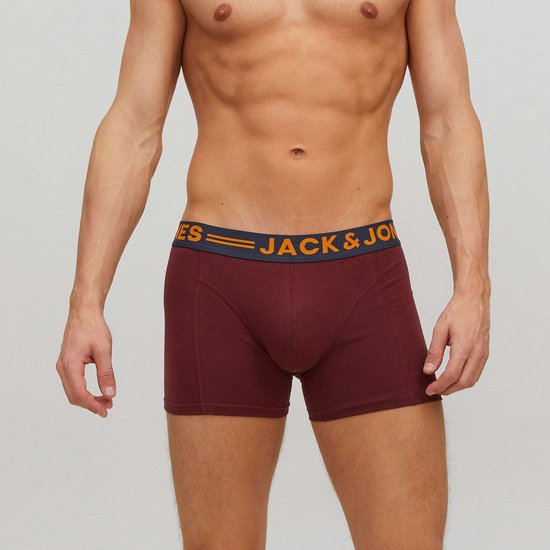 Donkerrode boxershorts van Jack & Jones met een marineblauwe tailleband met oranje strepen en tekst.
