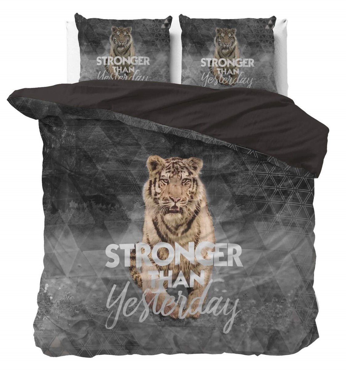 Lits-jumeaux dekbedovertrek (dekbed hoes) antraciet grijs met grote rennende tijger met retro driehoek patroon en tekst “stronger than yesterday” KATOEN 240 x 220 cm (wilde dieren / tiger beddengoed natuur slaapkamer)