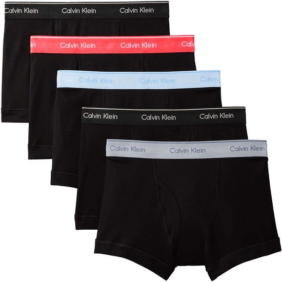 Stapel van vier zwarte Calvin Klein boxershorts met gekleurde logo-banden: rood, lichtblauw, zwart, grijs.
