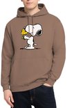 Bruine hoodie met print van Snoopy die Woodstock vasthoudt, gedragen door een man.
