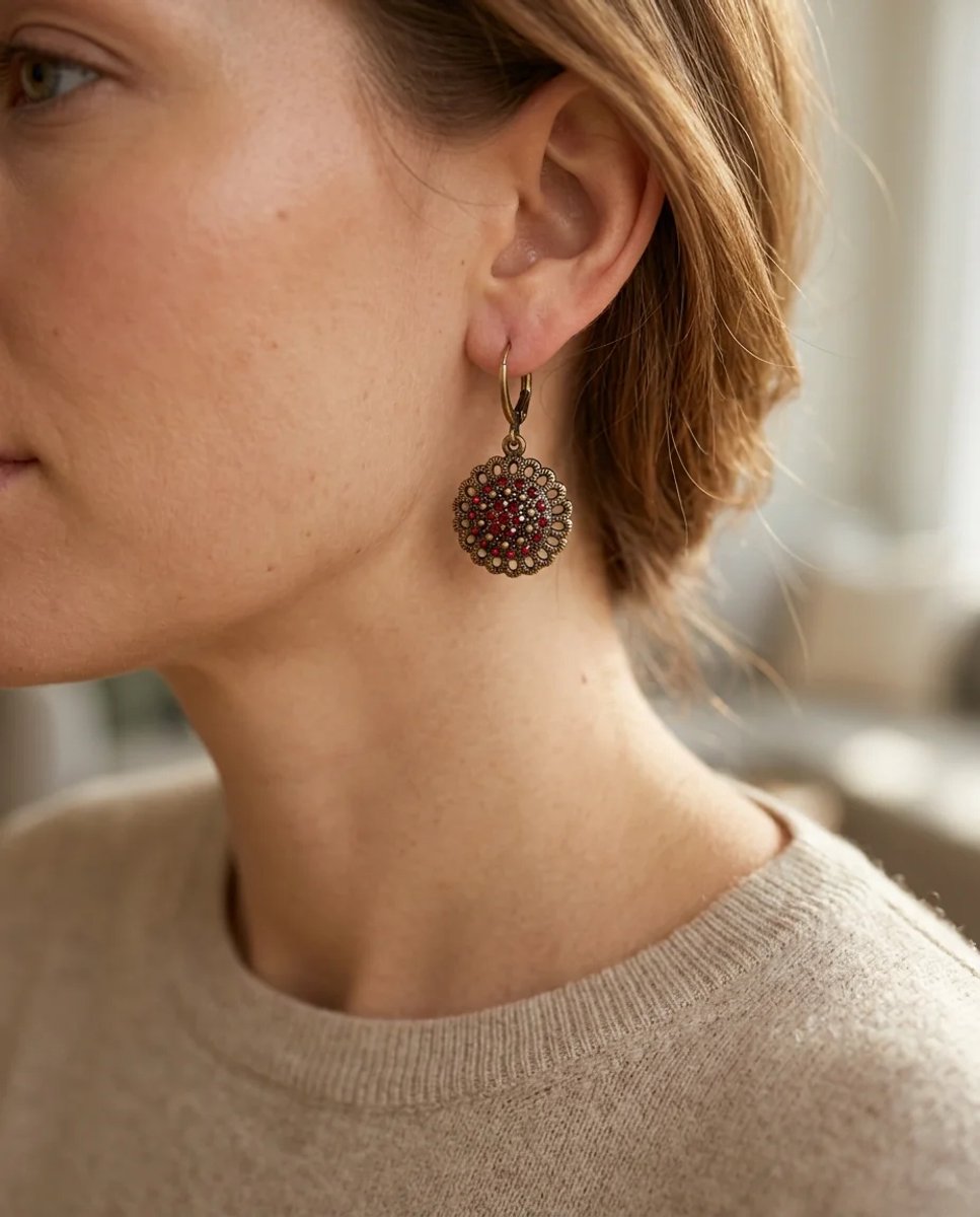 Dorvina Vintage Dames Oorbellen Bronzen Authentiek Sieraad Rood Zirkonia Steen Bewerkt Rond Madeliefje Model