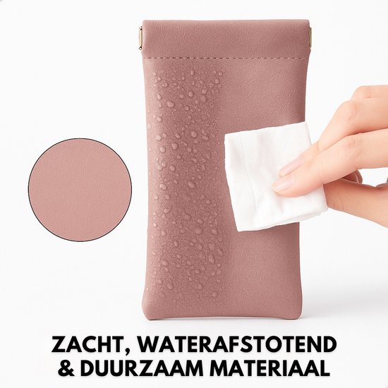 Roze brillenkoker met waterdruppels en een hand die hem schoonmaakt met een doekje.