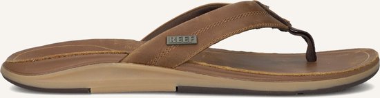 Detail van de bruine leren Reef teenslipper, met suède bandjes en een rubberen zool.