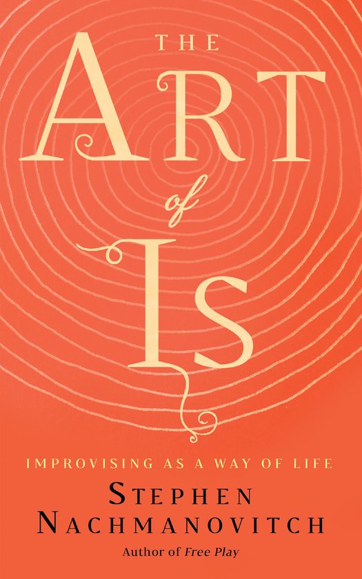 Boek "The Art of Is" met de ondertitel "Improvising as a Way of Life" van Stephen Nachmanovitch op een oranje achtergrond met houtnerf.