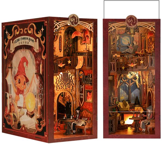 Model van de 'Flame Common Room' boekenkast. Links de buitenzijde met een draak-illustratie. Rechts het gedetailleerde, verlichte interieur.
