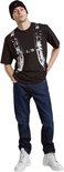 Man met donkerblauwe G-Star Mosa Straight jeans, zwart T-shirt met print, zwarte muts en witte laarzen.