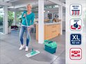 Femme avec une serpillière et un seau Leifheit Profi XL turquoise, avec les textes "Micro Duo", "360°", "XL 42 cm" et "Click System".