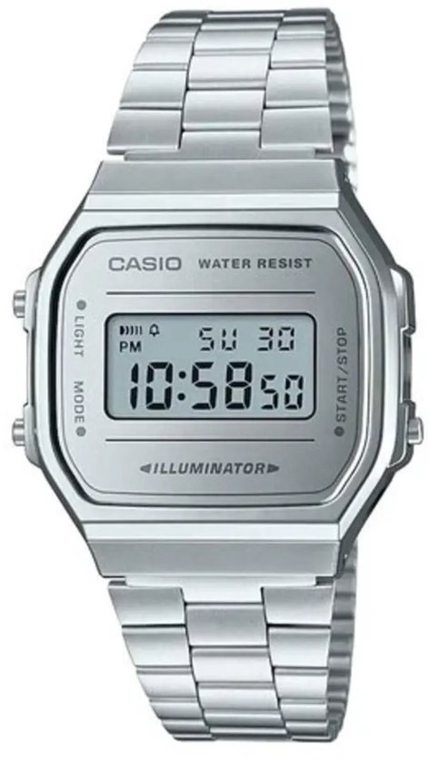 Zilverkleurig Casio horloge met rechthoekige wijzerplaat en metalen band. Toont 10:58 op zondag 30.