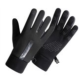 Zwarte sport handschoenen met antislip grip en reflecterende details.