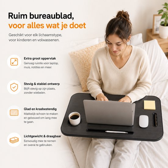Vrouw op bed met zwarte inklapbare laptoptafel. Tafel heeft een laptop, muis, kopje koffie en telefoon.
