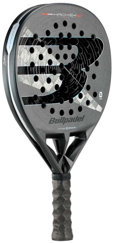 Grijze padelracket met zwart Bullpadel logo, 'HACK 04 HYBRID' opdruk.