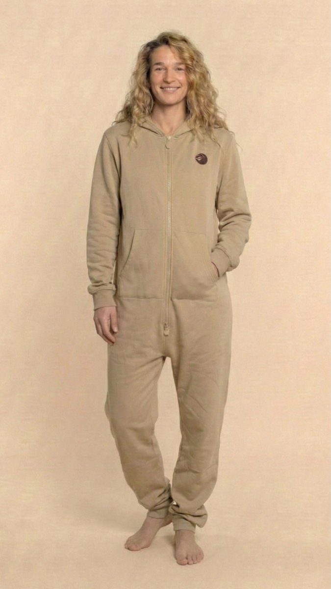 Dames Knuffle Jogging Onesie | Linda: "De allerbeste Onesie voor iedere vrouw. Stijlvol, comfortabel en geweldige kwaliteit!" | Knuffle is eigentijds Nederlands merk | Handgemaakt in Portugal | Loungewear | Dit is de kleur Beige